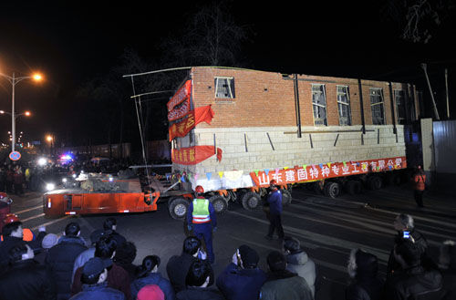 濟(jì)南：200噸民國別墅“坐車搬家”(組圖)