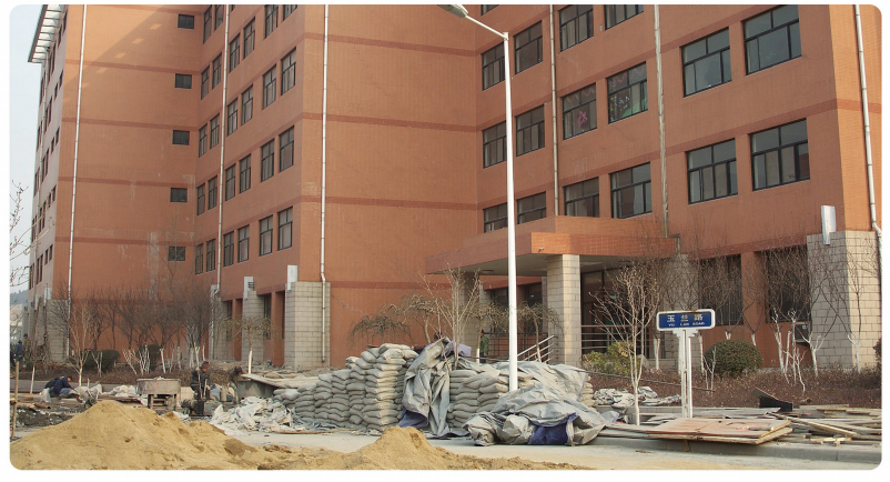 某教學(xué)樓不均勻沉降嚴(yán)重，墻體開裂，采用鋼管微型樁托換加固。(2009年)